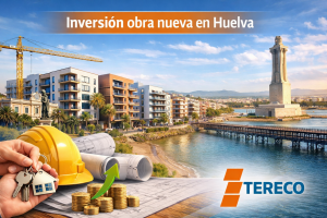 Vista de Huelva con elementos de construcción e inversión inmobiliaria: grúa, edificios nuevos, planos, casco y logo de TERECO.